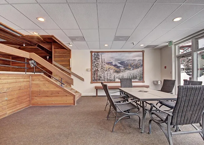Vs741 Village Square Apartment *
